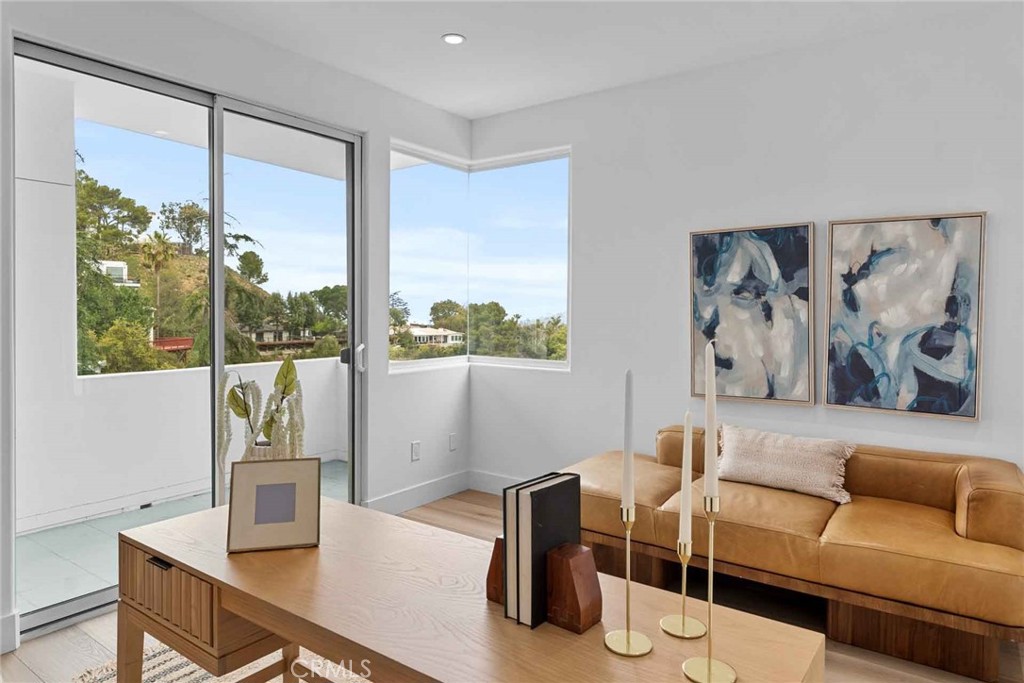 9027 Wonderland Avenue