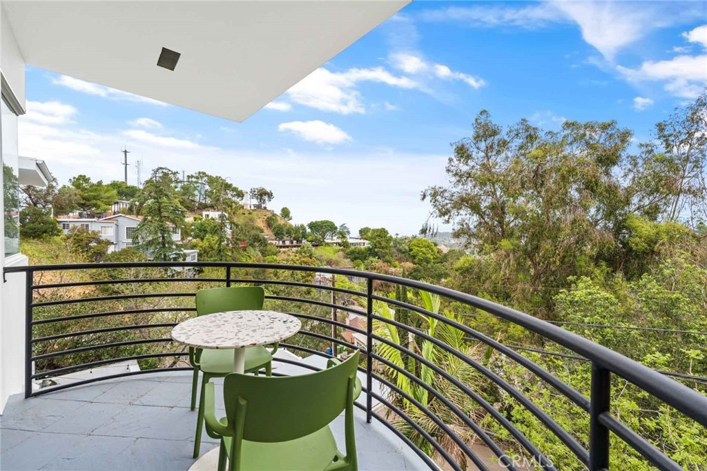 9027 Wonderland Avenue