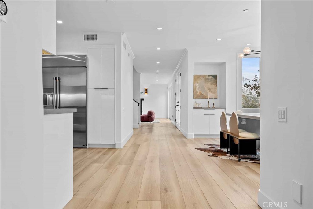 9027 Wonderland Avenue