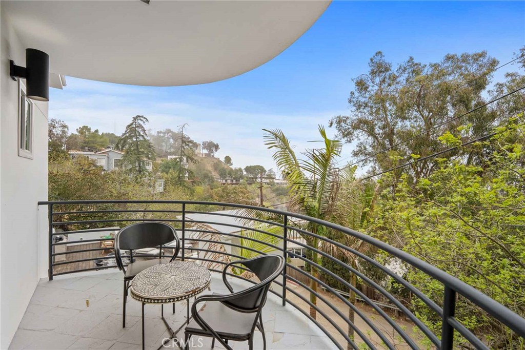 9027 Wonderland Avenue