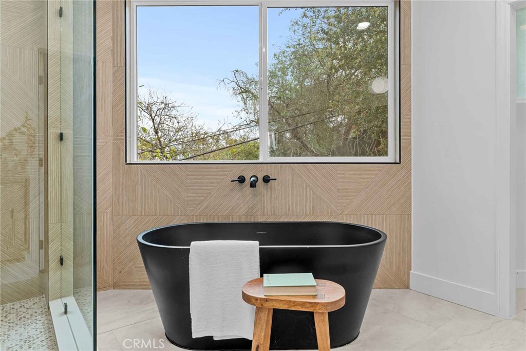 9027 Wonderland Avenue