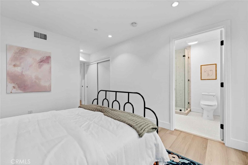 9027 Wonderland Avenue