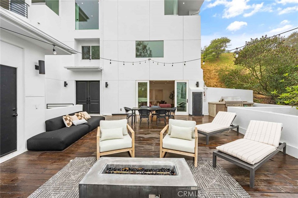 9027 Wonderland Avenue