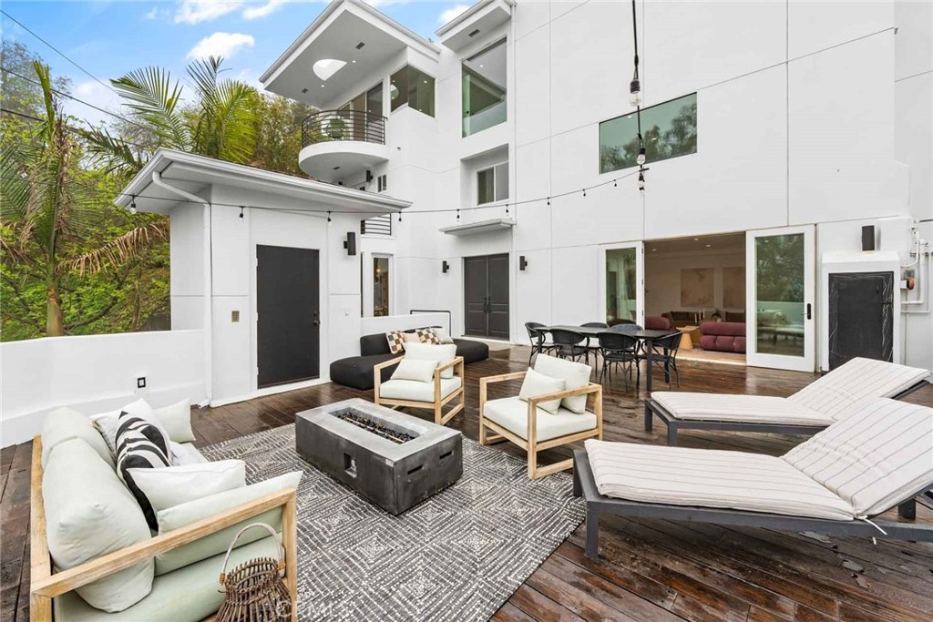 9027 Wonderland Avenue