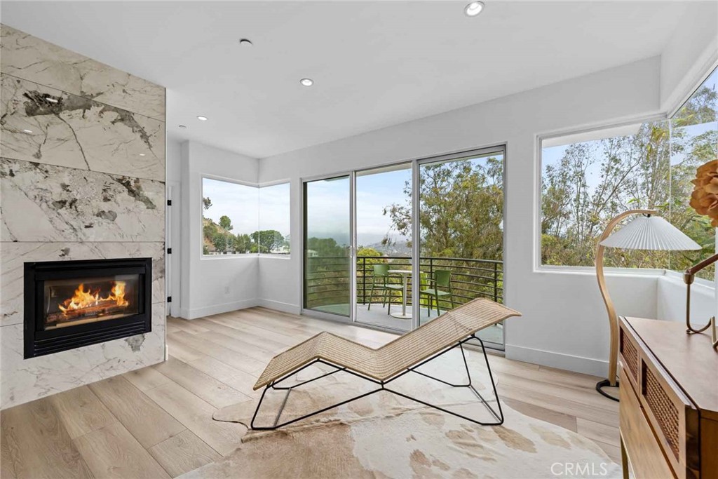 9027 Wonderland Avenue