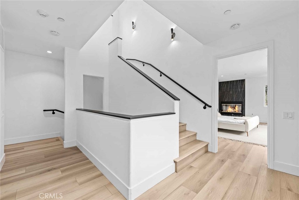 9027 Wonderland Avenue