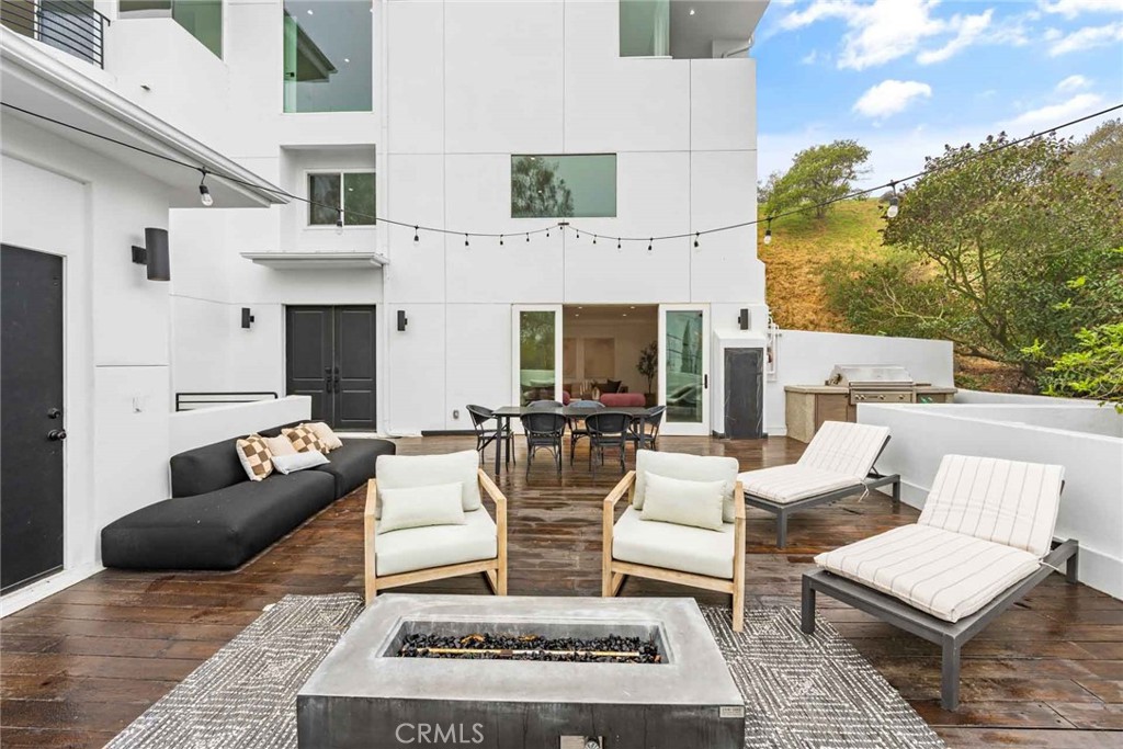 9027 Wonderland Avenue