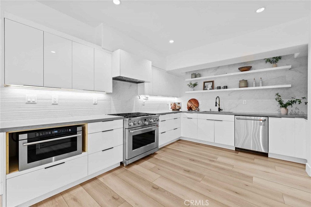 9027 Wonderland Avenue