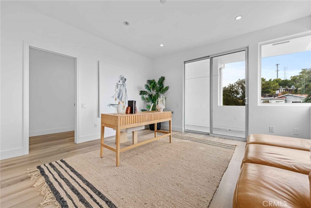 9027 Wonderland Avenue