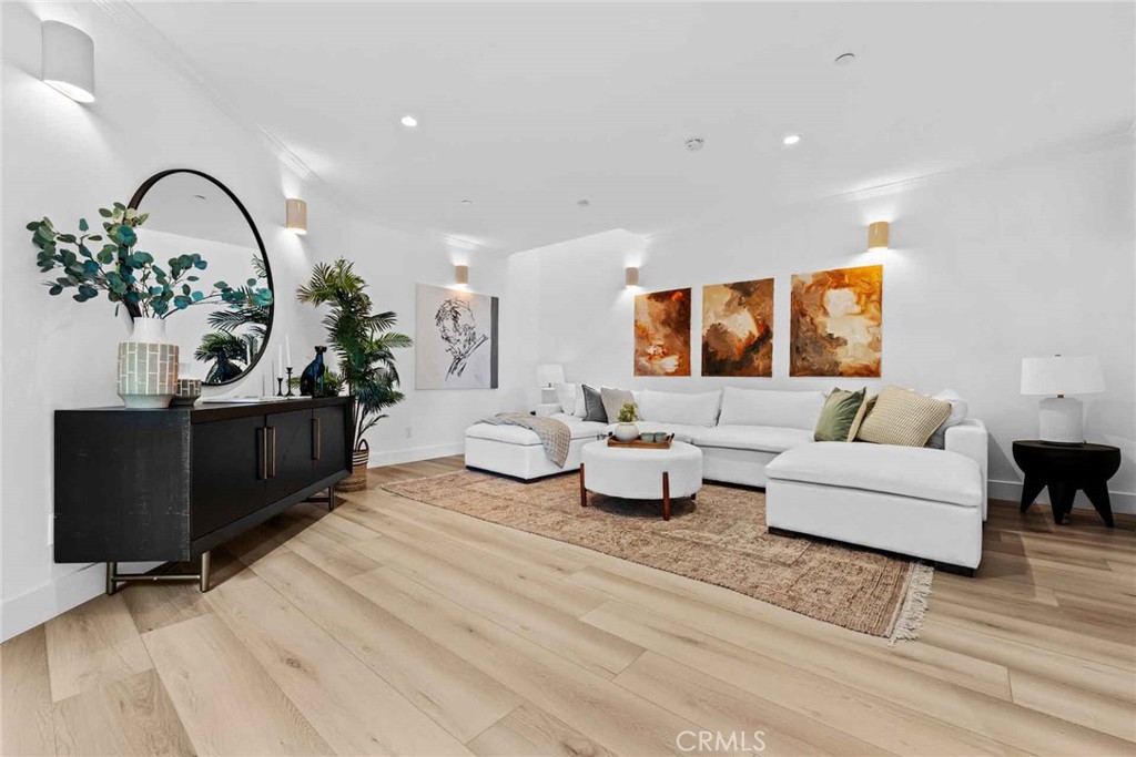 9027 Wonderland Avenue