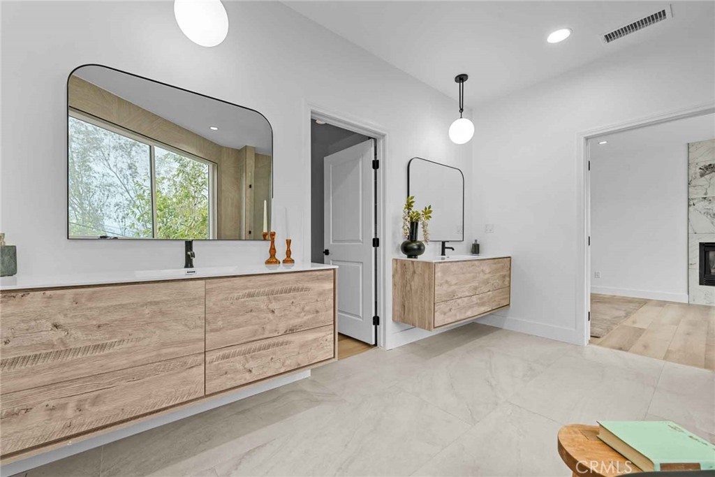 9027 Wonderland Avenue