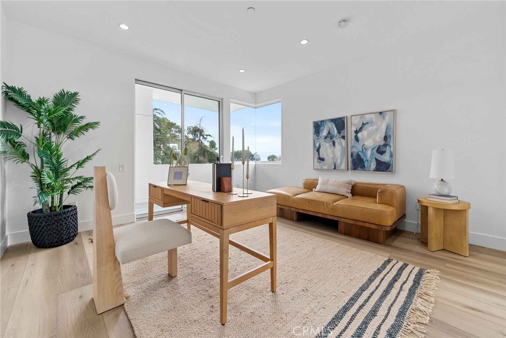 9027 Wonderland Avenue