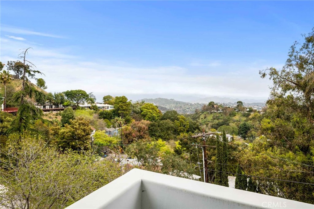 9027 Wonderland Avenue