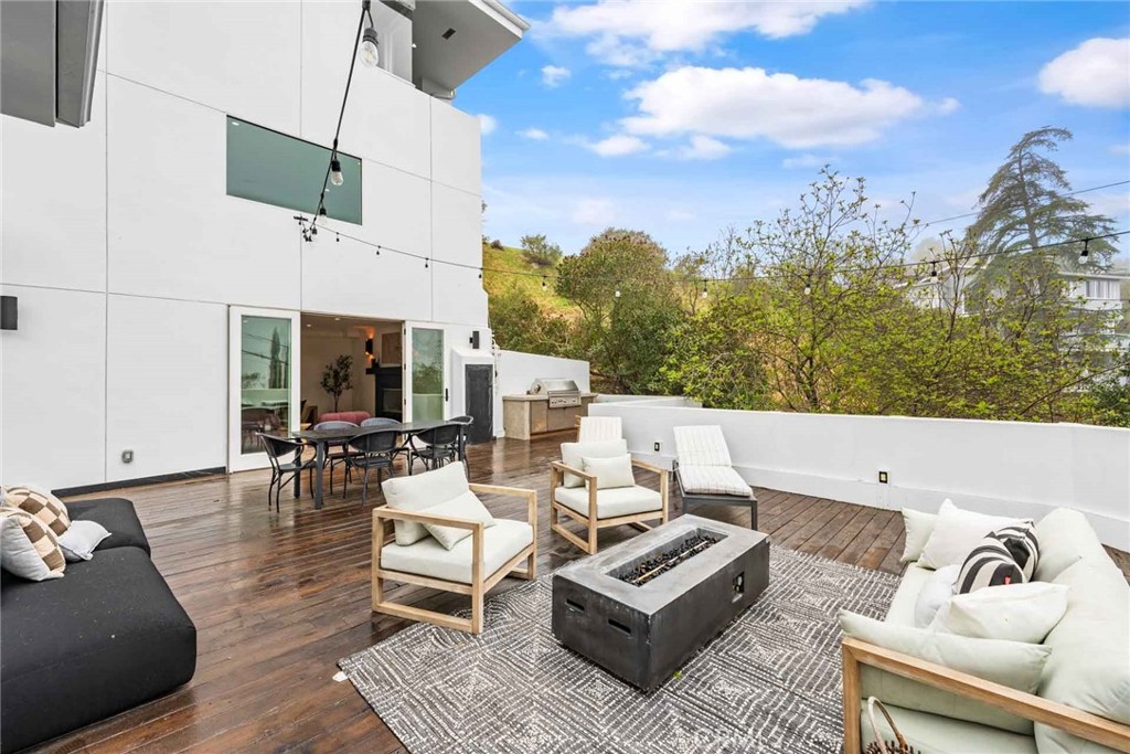 9027 Wonderland Avenue