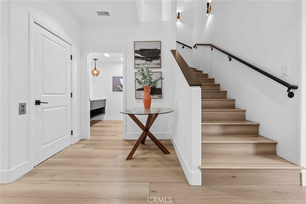 9027 Wonderland Avenue