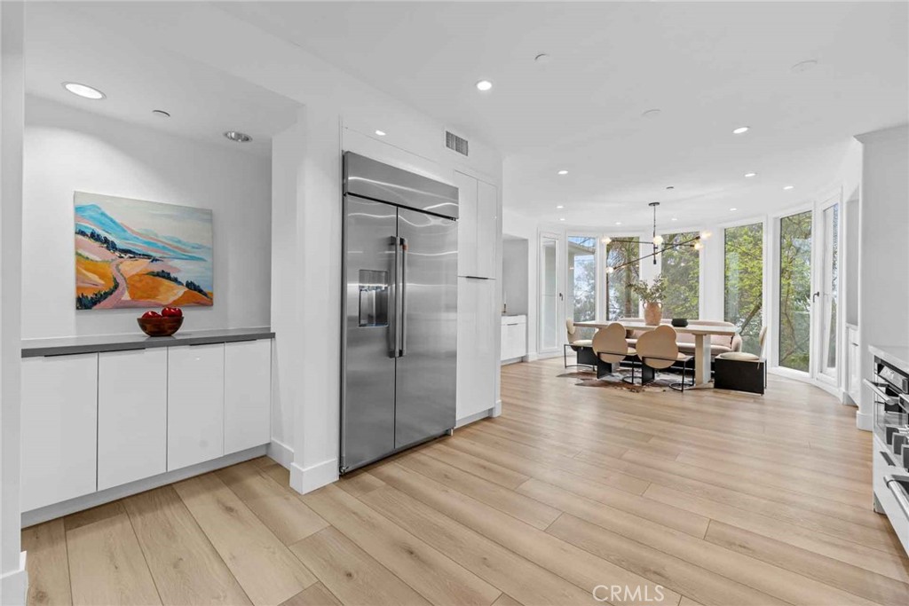 9027 Wonderland Avenue