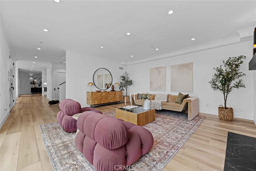 9027 Wonderland Avenue