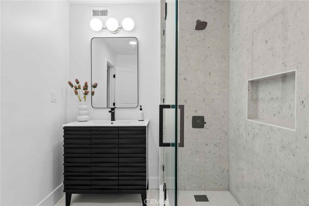 9027 Wonderland Avenue