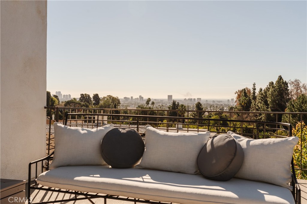 2201 N Hobart Boulevard