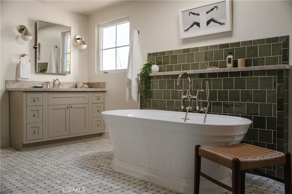 2201 N Hobart Boulevard