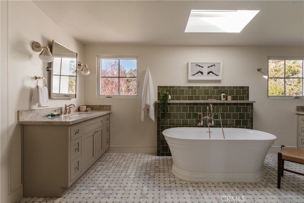 2201 N Hobart Boulevard