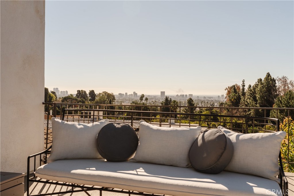 2201 N Hobart Boulevard