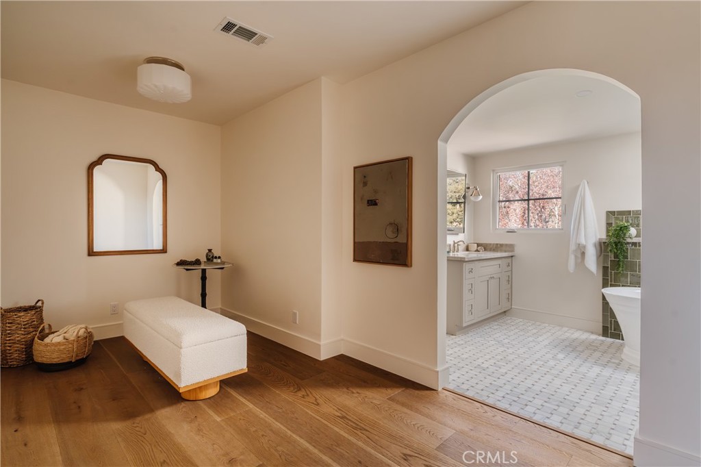 2201 N Hobart Boulevard