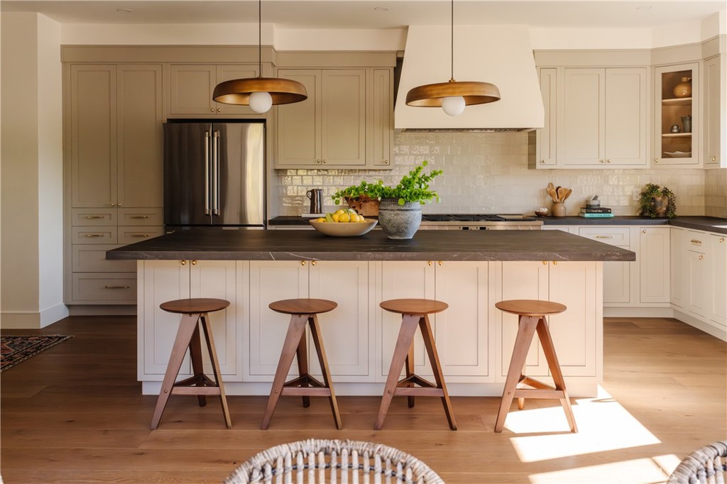 2201 N Hobart Boulevard