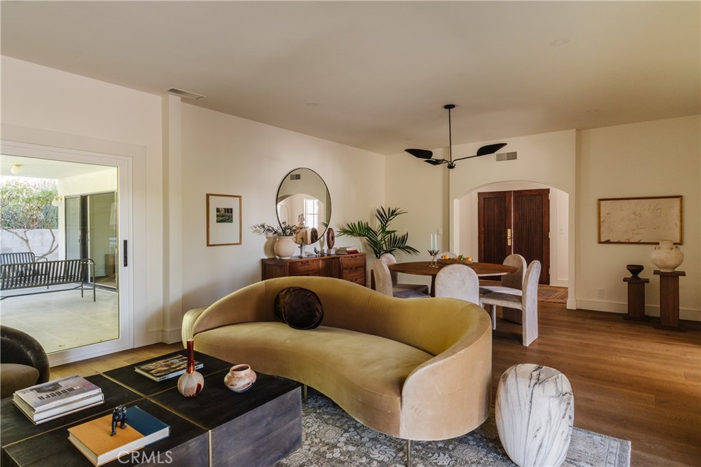 2201 N Hobart Boulevard