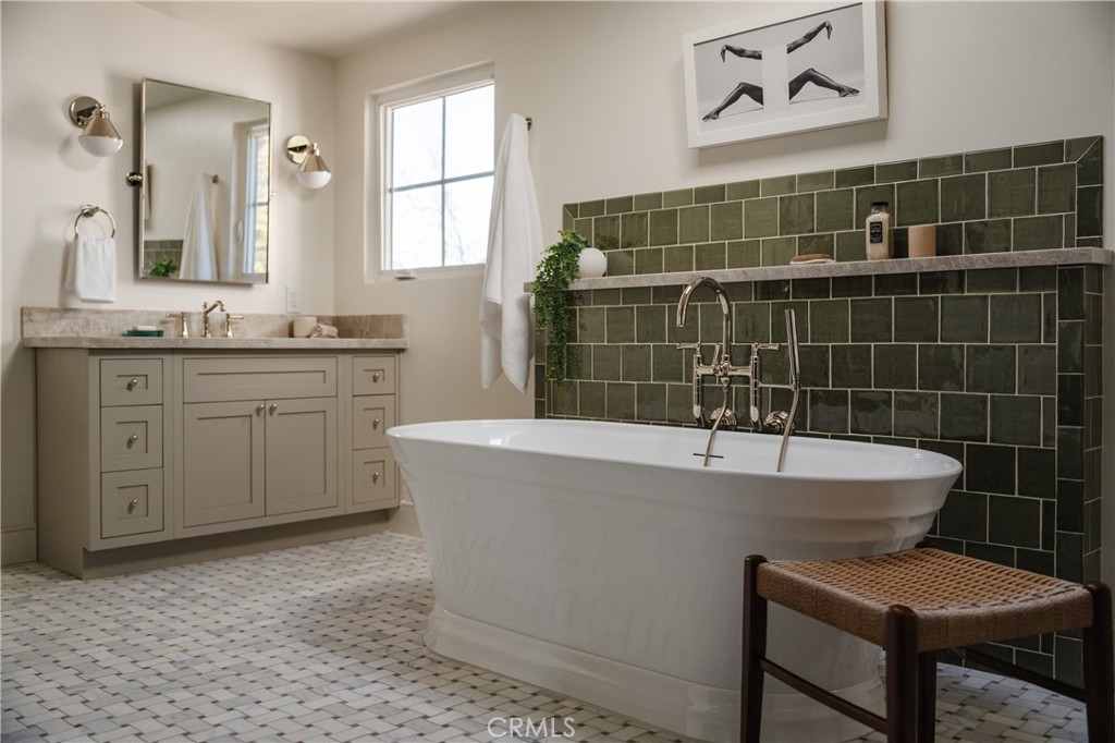 2201 N Hobart Boulevard