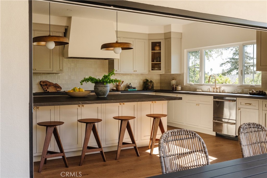 2201 N Hobart Boulevard