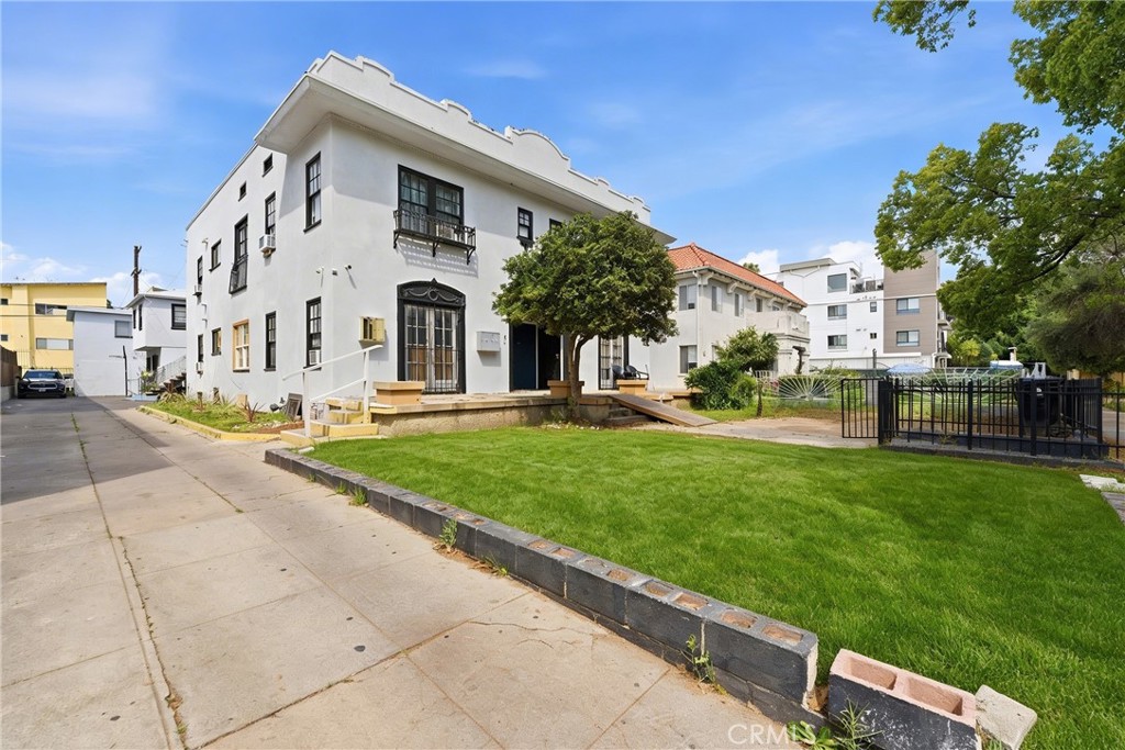 525 N Kenmore Avenue