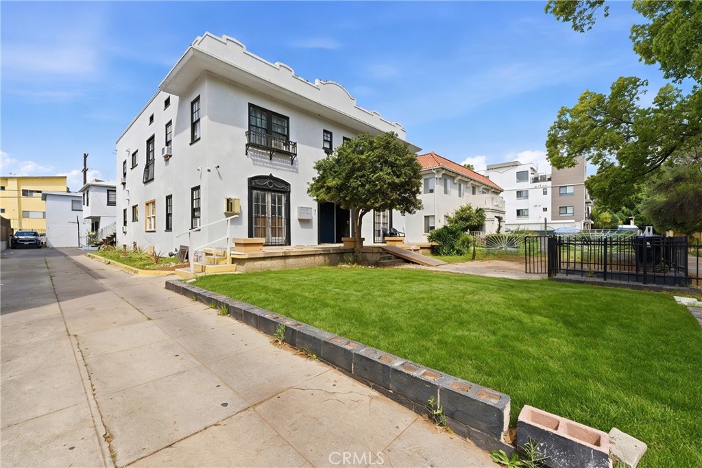 525 N Kenmore Avenue