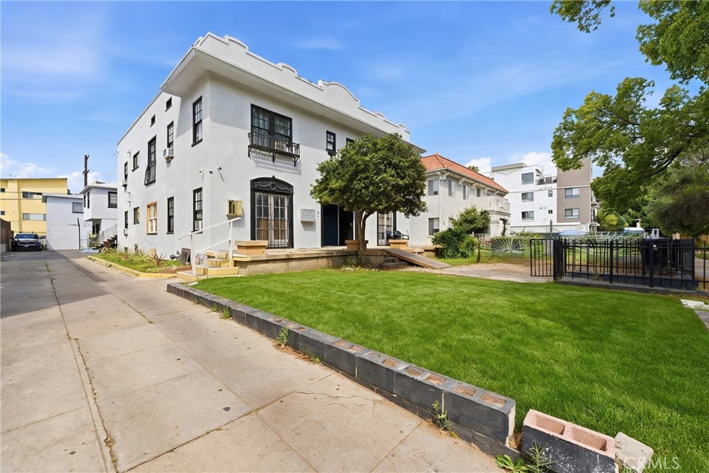 525 N Kenmore Avenue