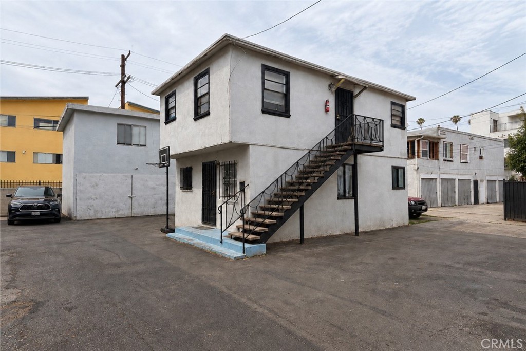 525 N Kenmore Avenue