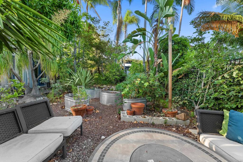 3129 Redwood Street