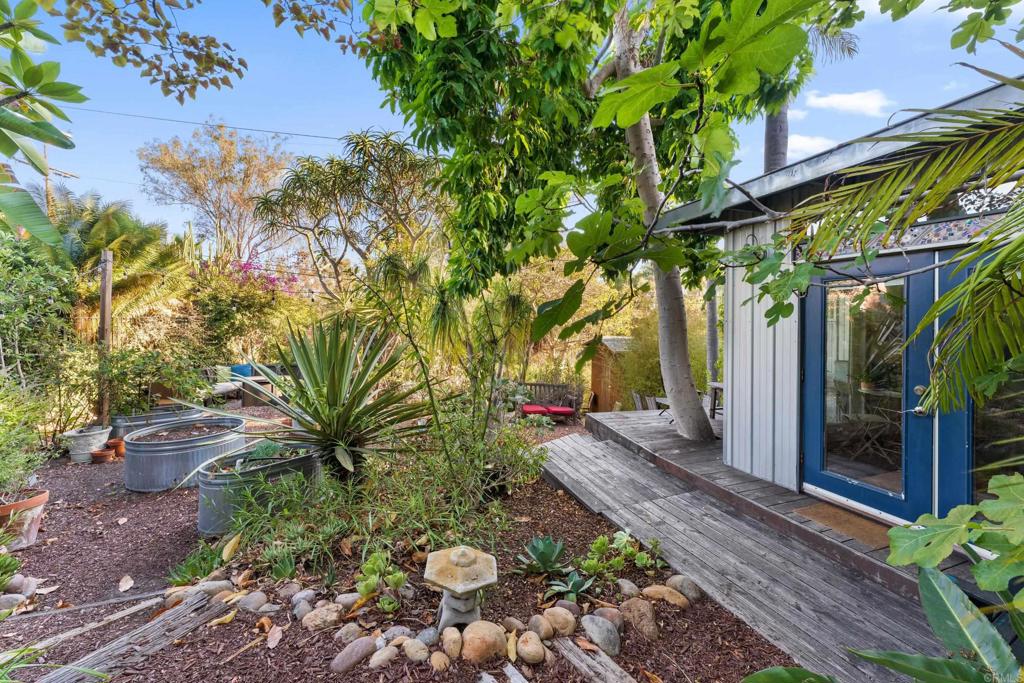 3129 Redwood Street