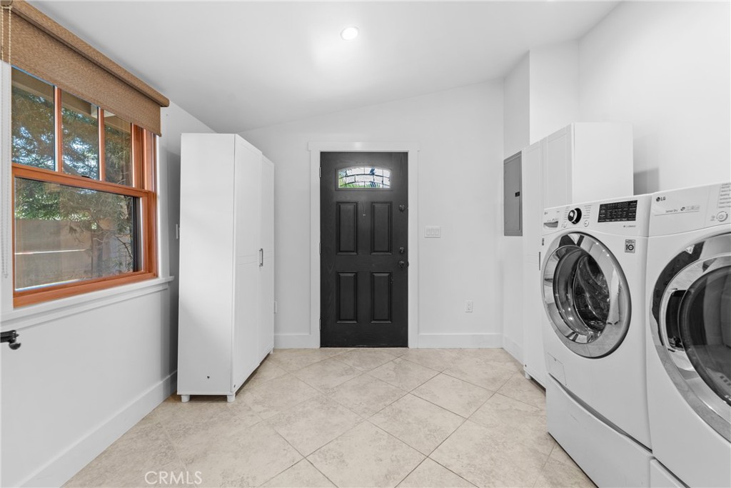 1952 Hillcrest Drive