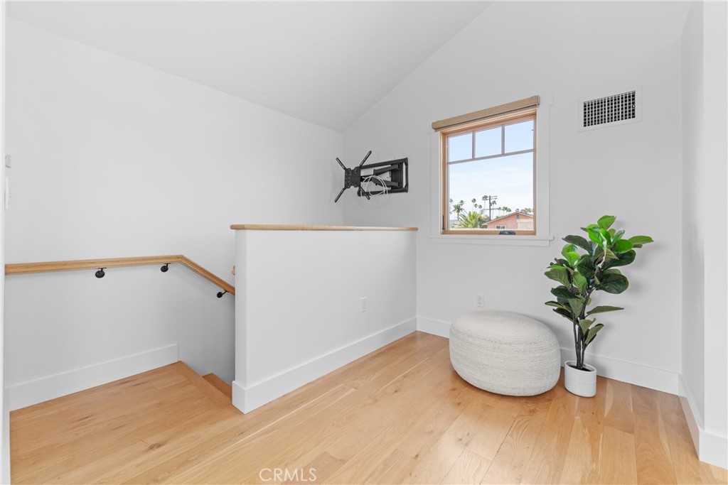 1952 Hillcrest Drive