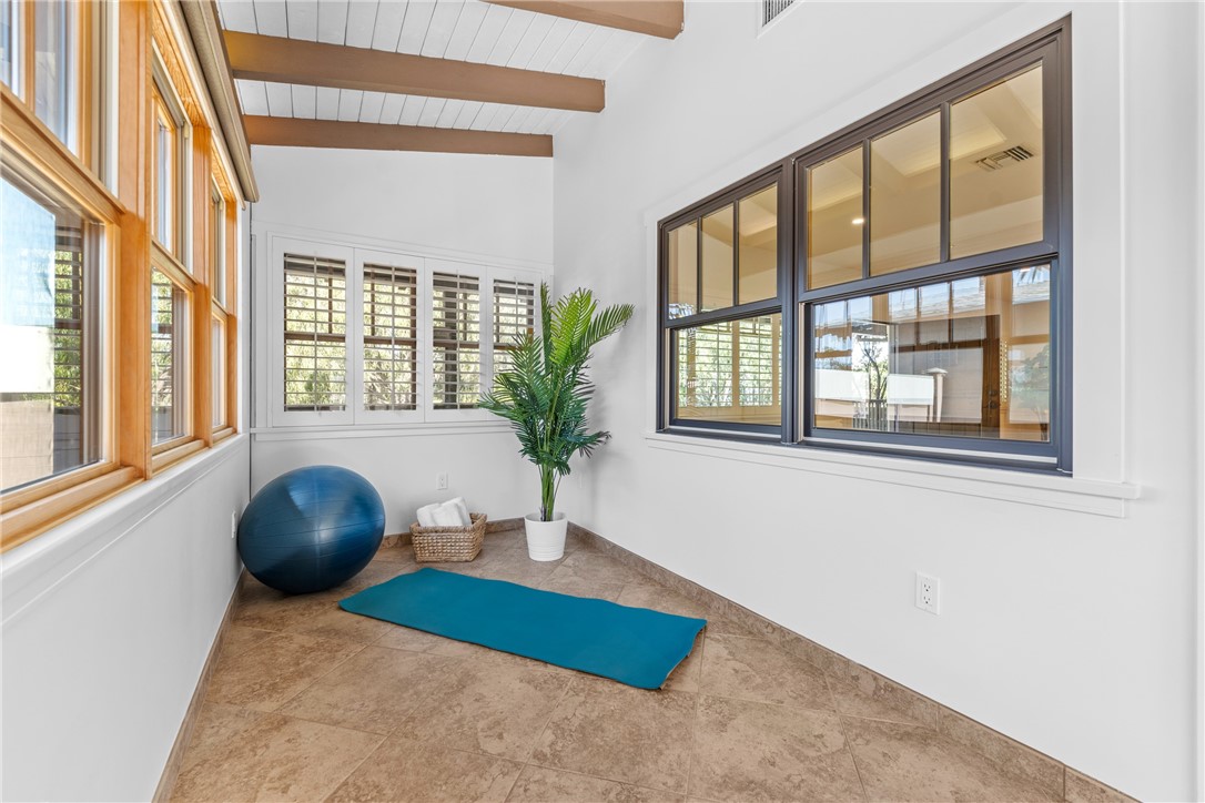 1952 Hillcrest Drive