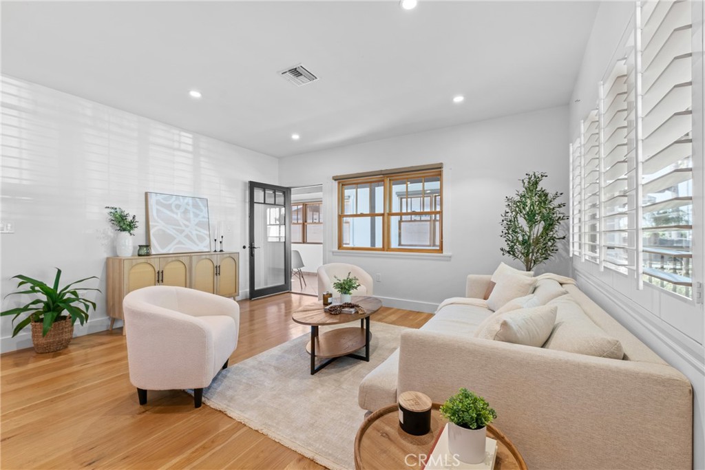 1952 Hillcrest Drive