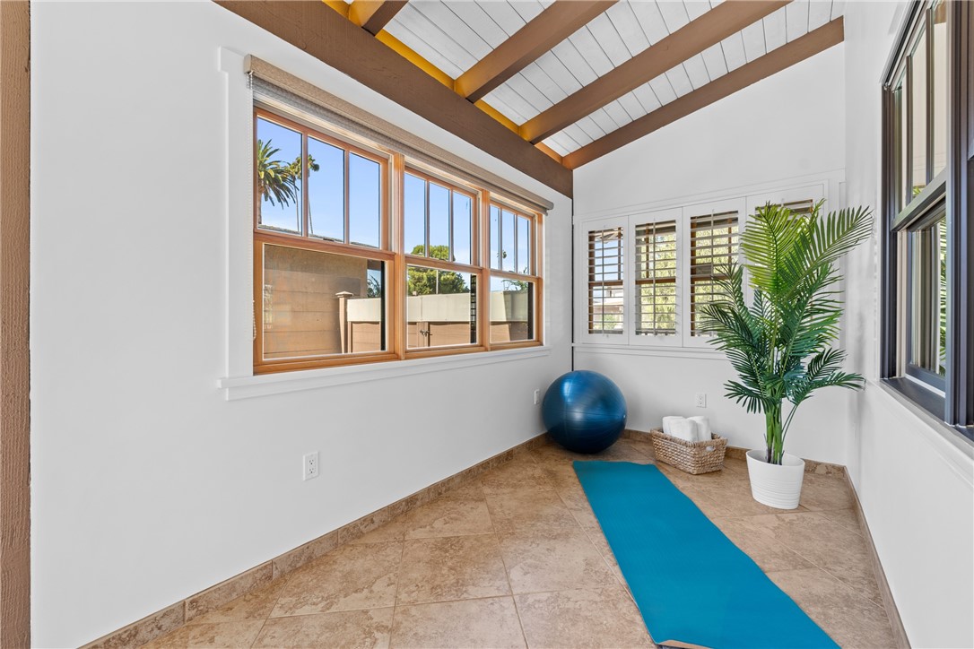 1952 Hillcrest Drive