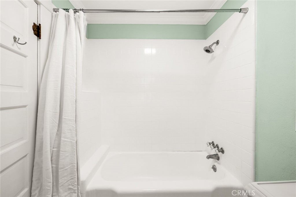 318 W Whiting Avenue