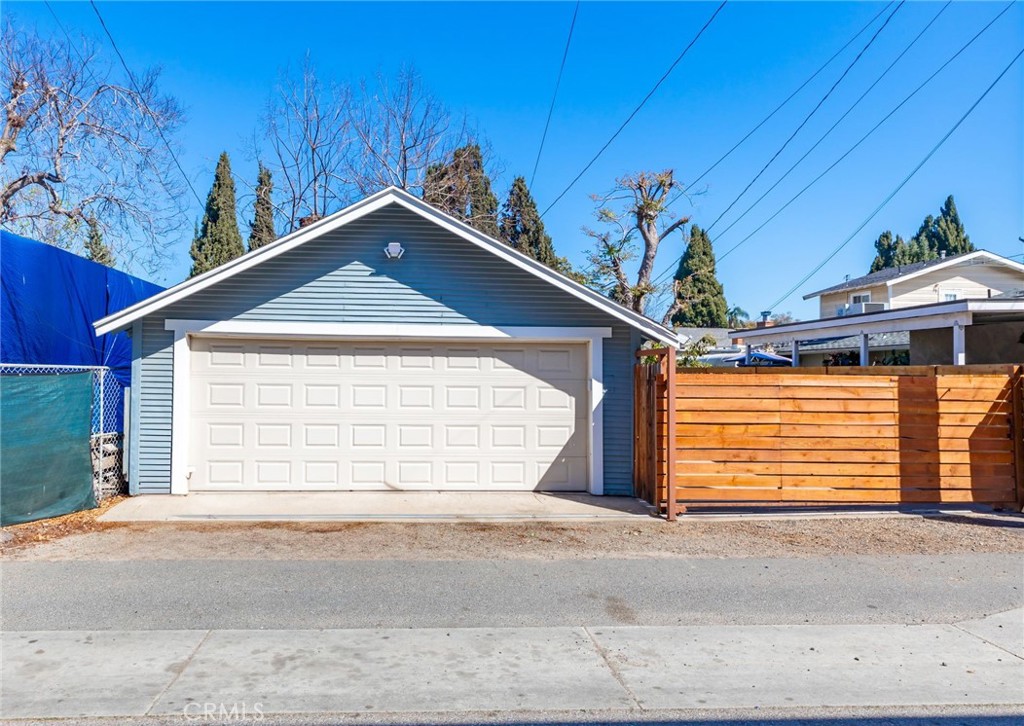 318 W Whiting Avenue