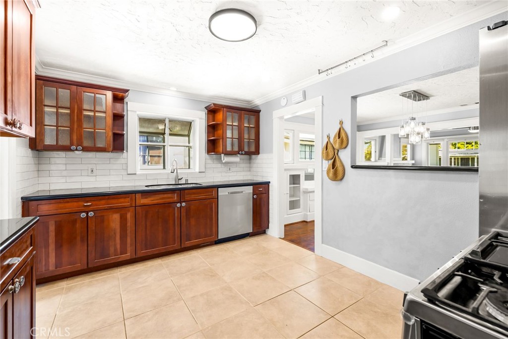 318 W Whiting Avenue