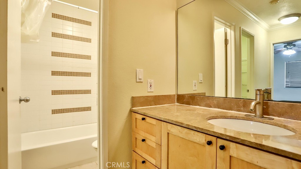 8889 Caminito Plaza Centro 7128