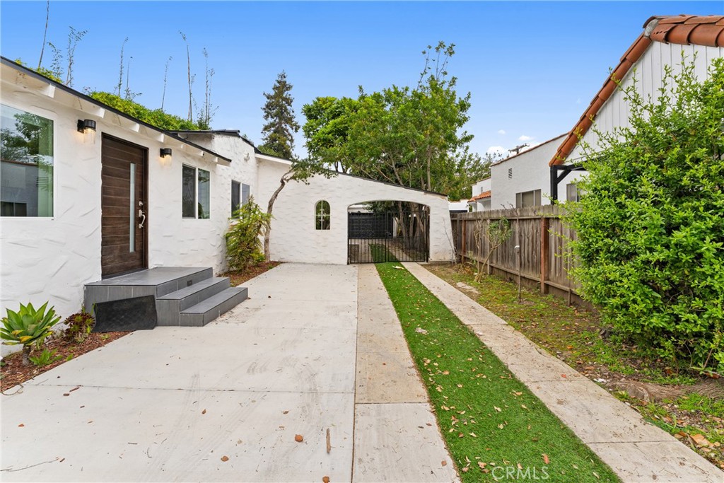 2216 Veteran Avenue