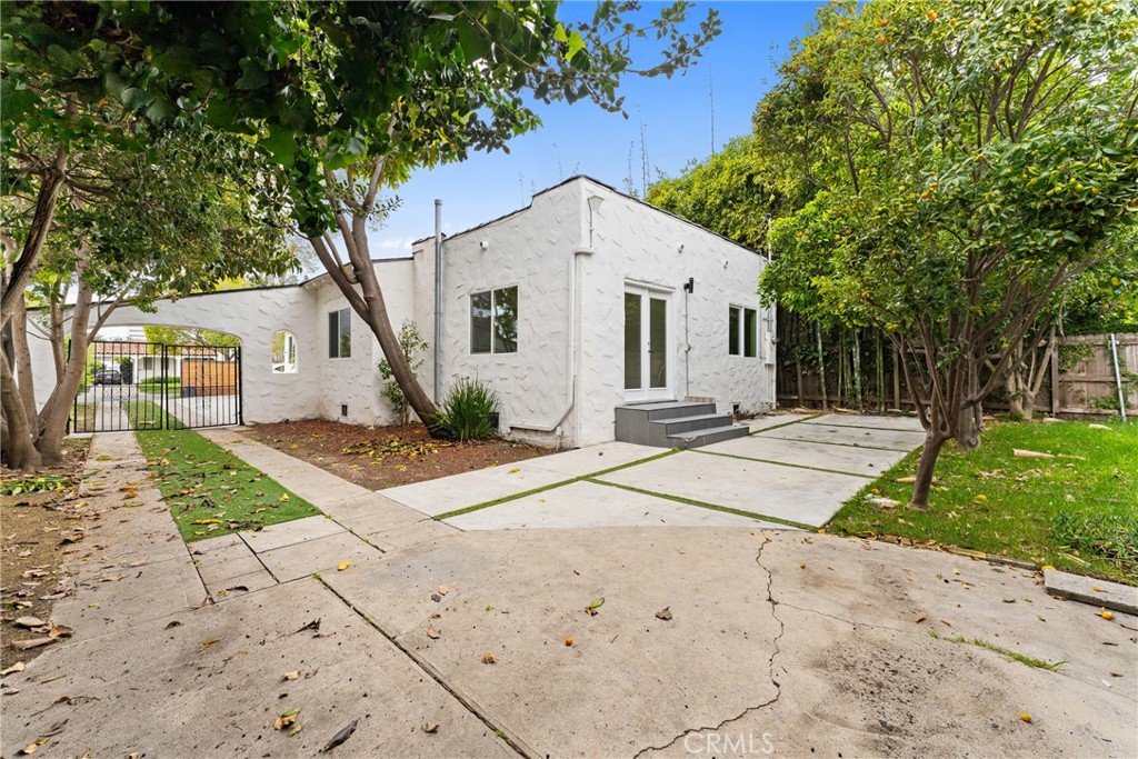 2216 Veteran Avenue