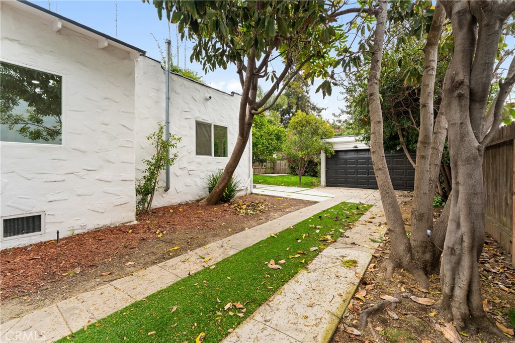 2216 Veteran Avenue