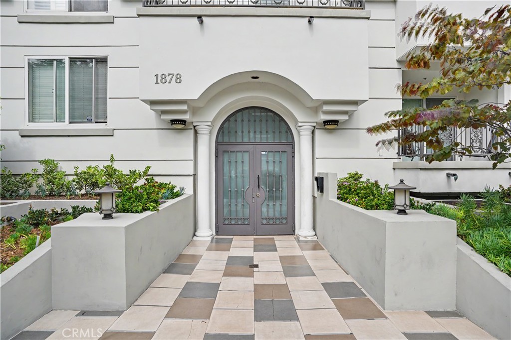 1878 Greenfield Avenue 204
